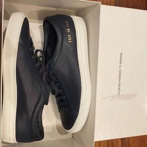 common projects orig. achil. perf. wht sole navy